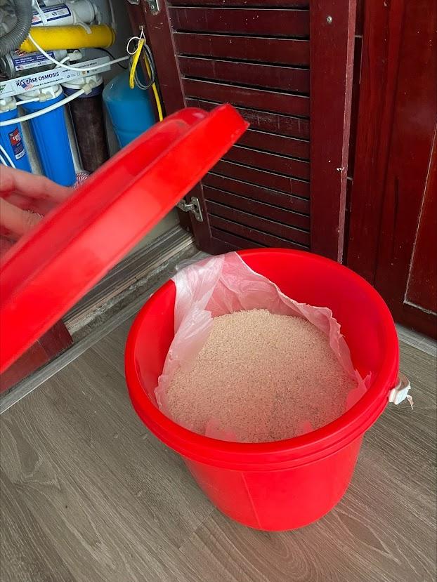 Gạo trong thùng gốm giàu 3 họ, gạo đựng thùng nhựa khó 3 đời nhưng không phải ai cũng biết, sai lầm rất nhiều nhà mắc-3