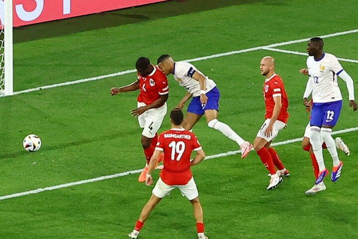 Cận cảnh pha va chạm khiến Mbappe đổ máu, đến thẳng bệnh viện-1