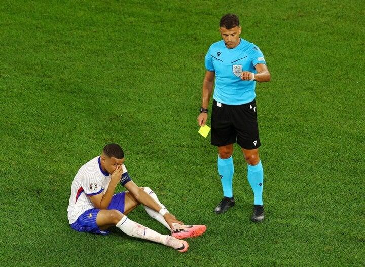 Vì sao Mbappe ngồi im cũng bị phạt thẻ vàng?-1