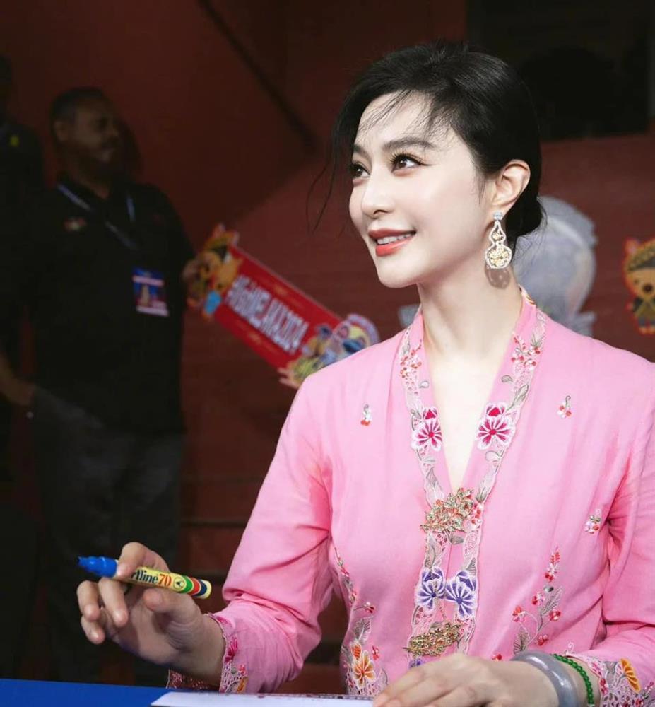 Phạm Băng Băng bị chụp lén, nhan sắc lẫn thần thái khiến dân tình ngỡ ngàng-1