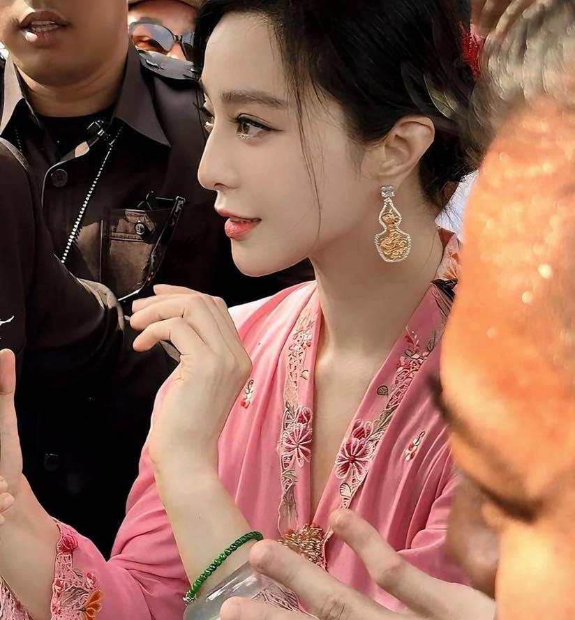 Phạm Băng Băng bị chụp lén, nhan sắc lẫn thần thái khiến dân tình ngỡ ngàng-2