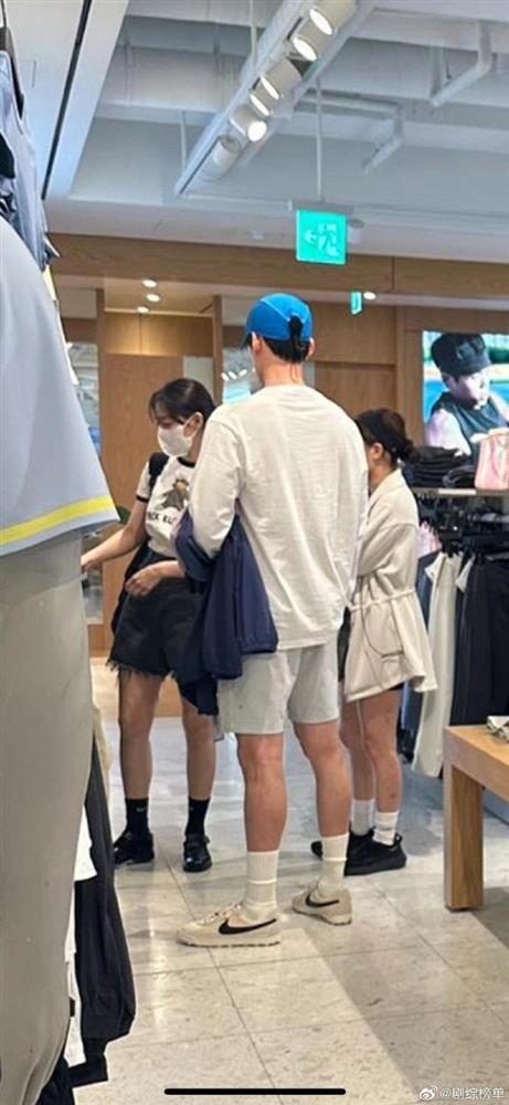 Dậy sóng loạt ảnh Kim Woo Bin - Shin Min Ah đi mua sắm, khoảnh khắc cưng chiều gây sốt MXH-1