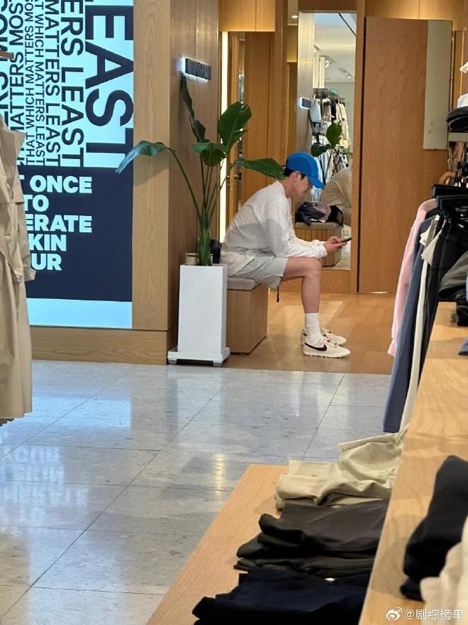 Dậy sóng loạt ảnh Kim Woo Bin - Shin Min Ah đi mua sắm, khoảnh khắc cưng chiều gây sốt MXH-2