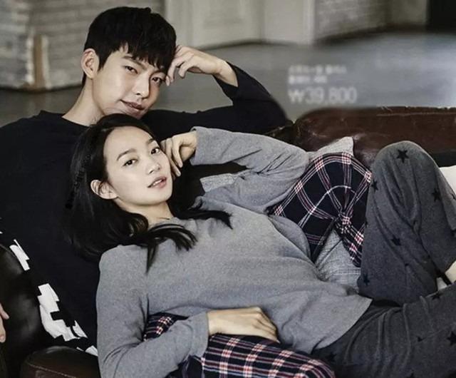Dậy sóng loạt ảnh Kim Woo Bin - Shin Min Ah đi mua sắm, khoảnh khắc cưng chiều gây sốt MXH-6