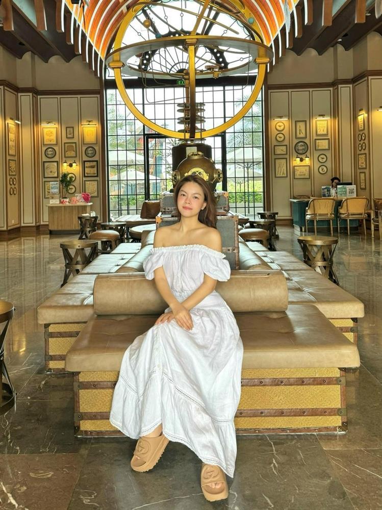 Phạm Quỳnh Anh gợi ý 10 set đồ đơn giản giúp phụ nữ trên 40 tuổi trẻ hóa phong cách-4