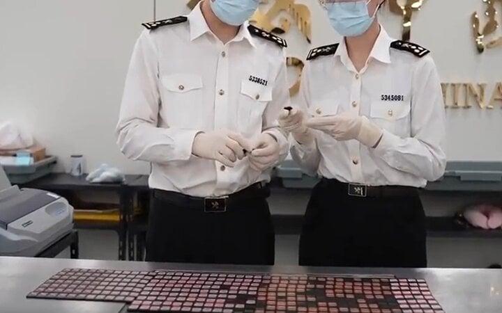 Vòng một lớn bất thường, cô gái bị phát hiện phạm pháp-1