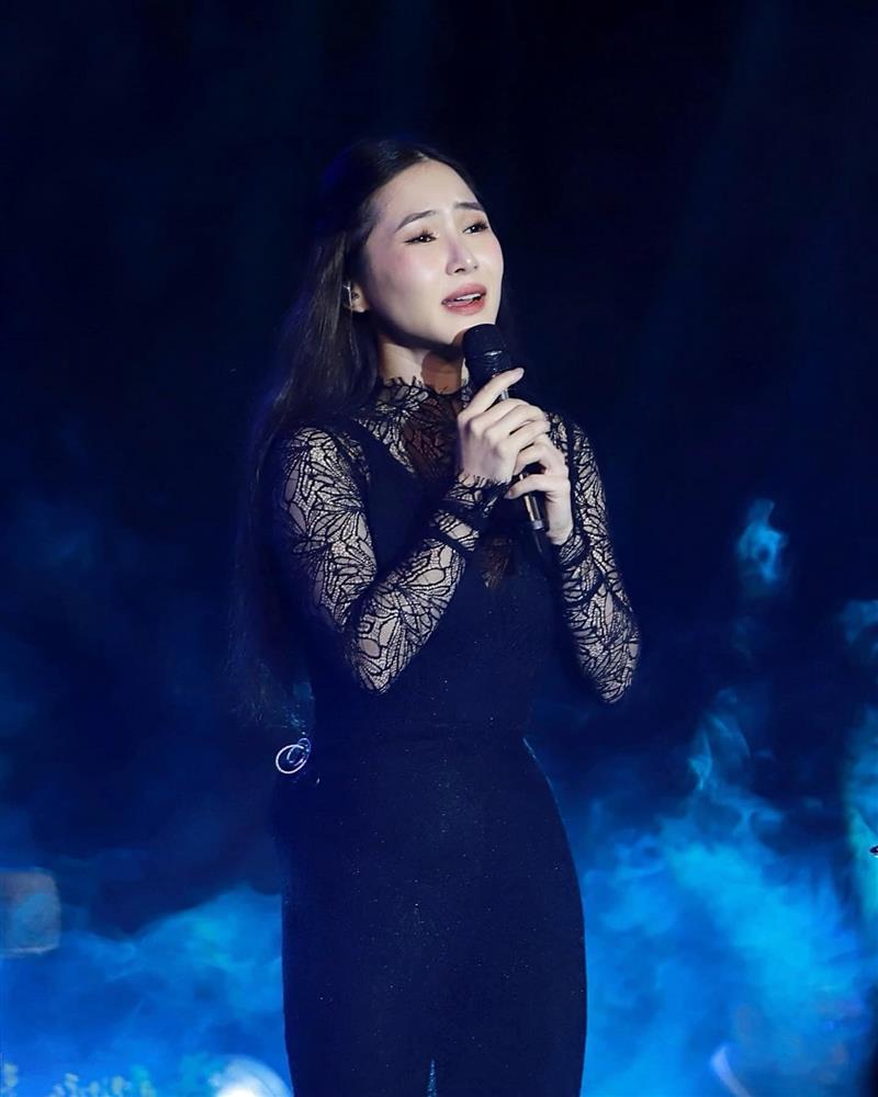 Hương Tràm về Việt Nam, đi diễn có còn mặc táo bạo như trước đây?-2