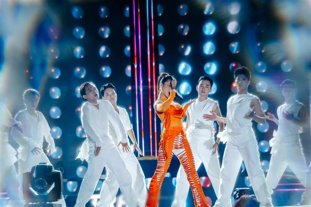 Hương Tràm về Việt Nam, đi diễn có còn mặc táo bạo như trước đây?-3