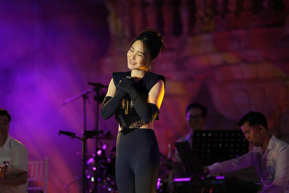 Hương Tràm về Việt Nam, đi diễn có còn mặc táo bạo như trước đây?