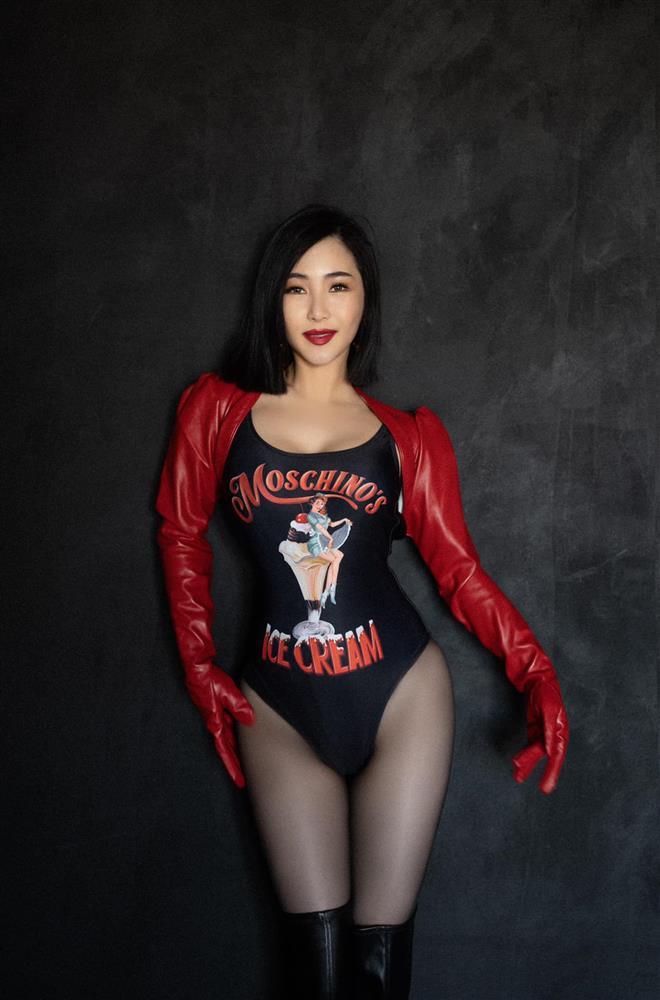 Hương Tràm về Việt Nam, đi diễn có còn mặc táo bạo như trước đây?-6