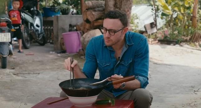 Khách Tây toát mồ hôi nếm thử món canh từ phân non động vật ăn cỏ ở Hà Giang-1