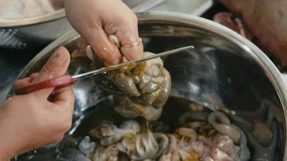 Khách Tây toát mồ hôi nếm thử món canh từ phân non động vật ăn cỏ ở Hà Giang-2