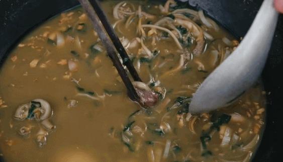 Khách Tây toát mồ hôi nếm thử món canh từ phân non động vật ăn cỏ ở Hà Giang-3