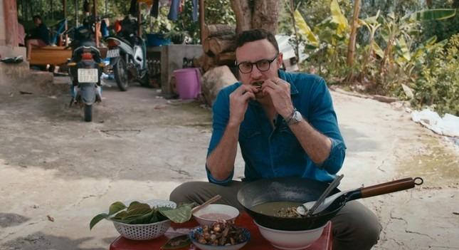 Khách Tây toát mồ hôi nếm thử món canh từ phân non động vật ăn cỏ ở Hà Giang-5