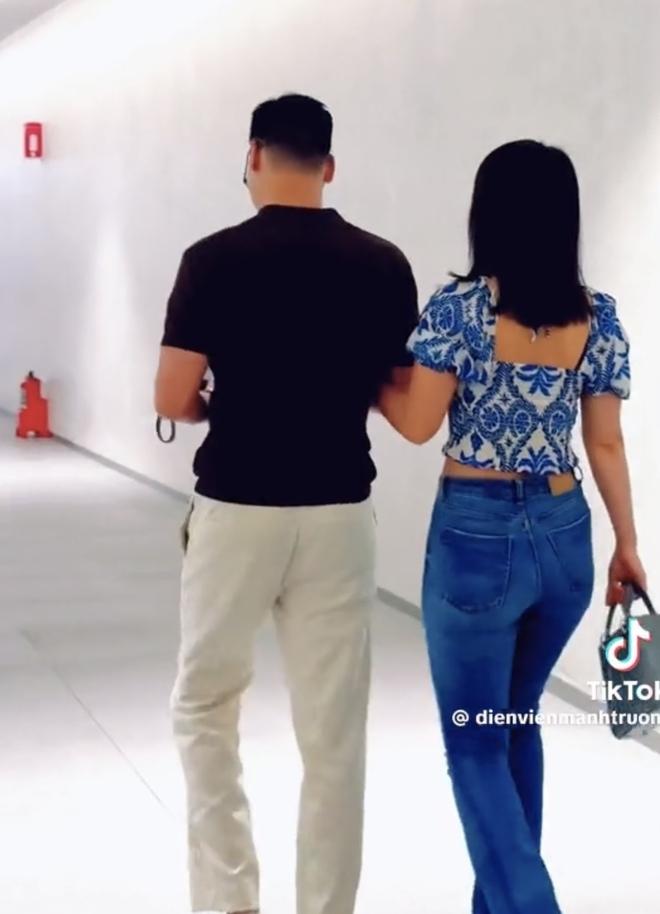 Sắc vóc gây ngỡ ngàng của vợ Mạnh Trường sau khi sinh 3 con-2