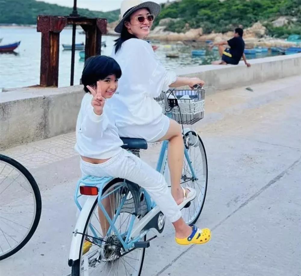 Quý tử của Nguyệt Ánh Cổng Mặt Trời càng lớn càng ra dáng trai Ấn Độ chính hiệu, đôi mắt đẹp hơn của bố?-4