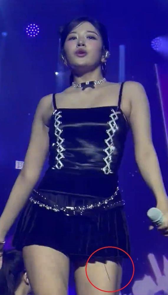 Sốc trước clip nữ ca sĩ 10X trình diễn với cây kim chực chờ đâm vào người trên sân khấu-1