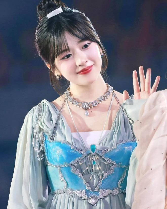 Sốc trước clip nữ ca sĩ 10X trình diễn với cây kim chực chờ đâm vào người trên sân khấu-2