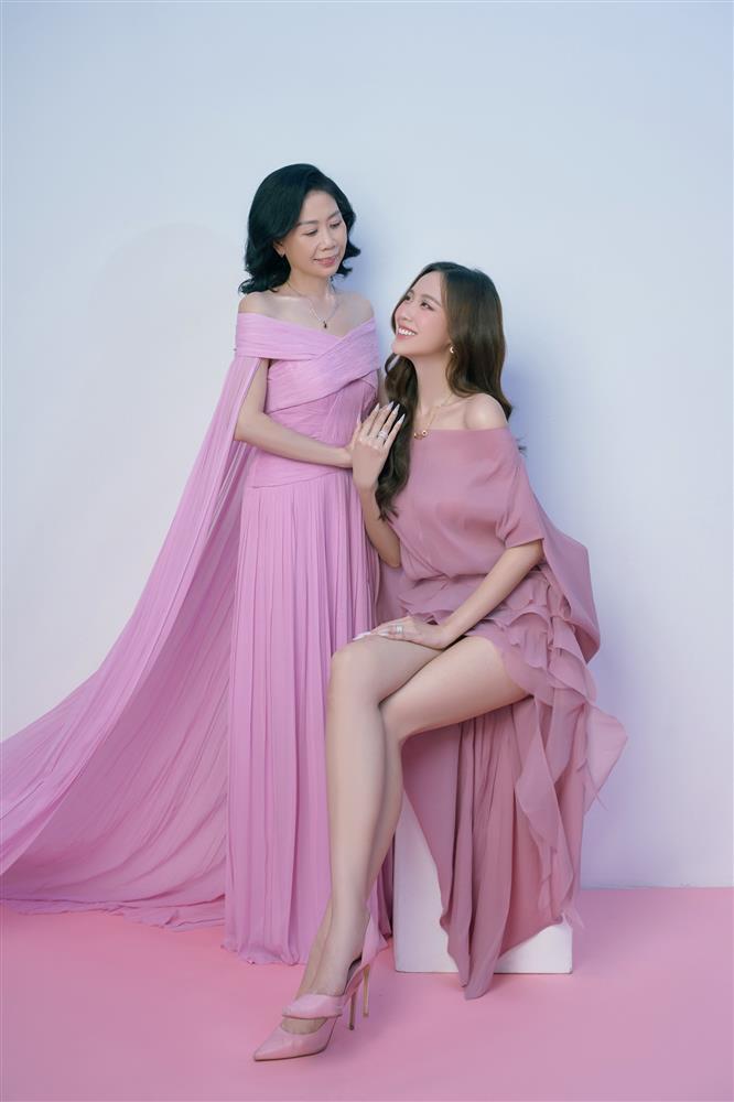 Chụp ảnh cùng mẹ, Hoa hậu cao 1m86 bất ngờ bị chiếm spotlight-3