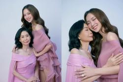 Chụp ảnh cùng mẹ, Hoa hậu cao 1m86 bất ngờ bị 'chiếm' spotlight