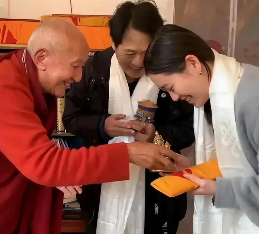 Lý Liên Kiệt dụ vợ và con gái đi tu theo mình-6