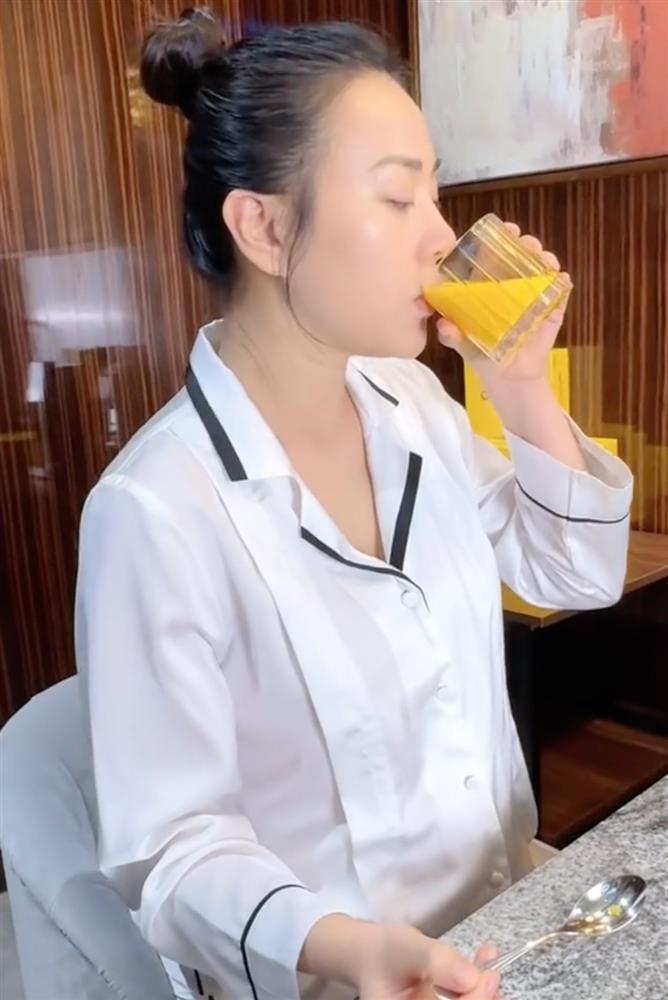 Ly nước màu vàng Phương Oanh uống sau sinh có gì đặc biệt?-3