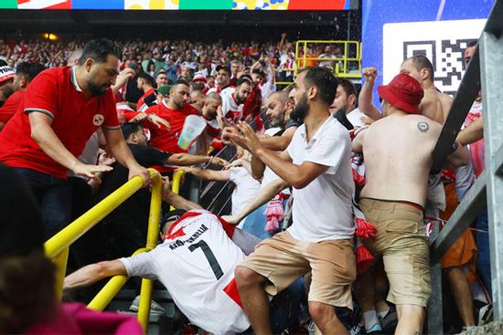 CĐV hỗn chiến, đấm nhau trên khán đài EURO 2024