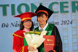 Người mẹ mặc áo cử nhân ôm di ảnh, nhận bằng tốt nghiệp ĐH thay con trai