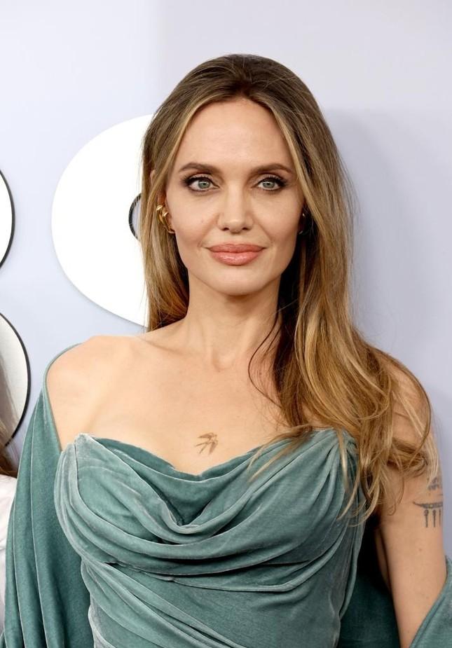 Angelina Jolie khoe hình xăm mới ở giữa ngực-1