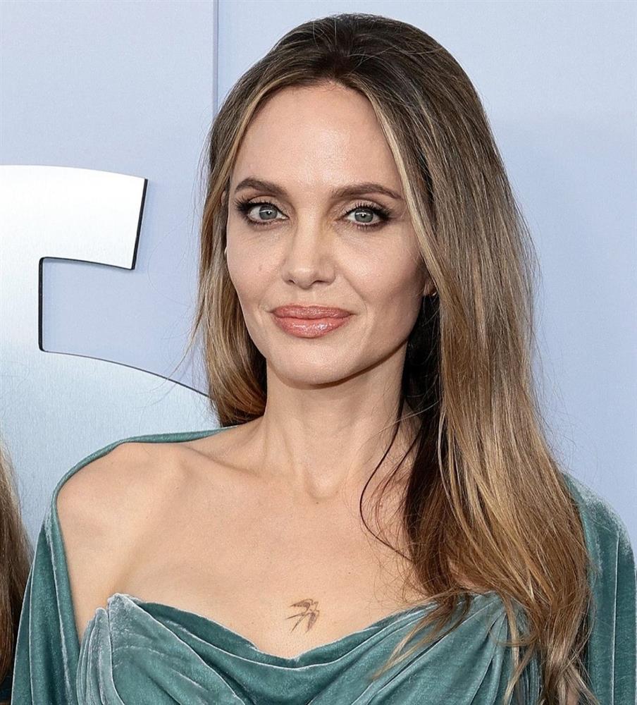 Angelina Jolie khoe hình xăm mới ở giữa ngực-2