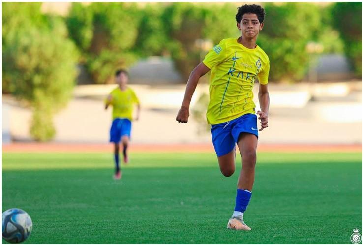 Con trai CR7 bước sang tuổi mới, có phong cách sành điệu không kém gì cha mình-4