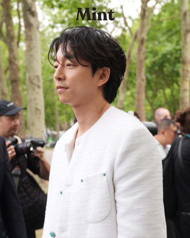 Đại hội mỹ nam tại show thời trang: Gong Yoo U50 vẫn phong độ, chấp hết bạn thân Lisa và nhiều đàn em-1