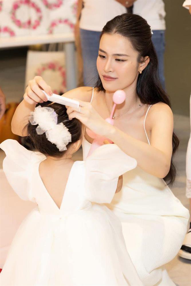 Hội mẹ bỉm Việt ‘lên đồ’ mừng đầy tháng con: Người tinh khôi dịu dàng, người khoe đường cong hút mắt-4