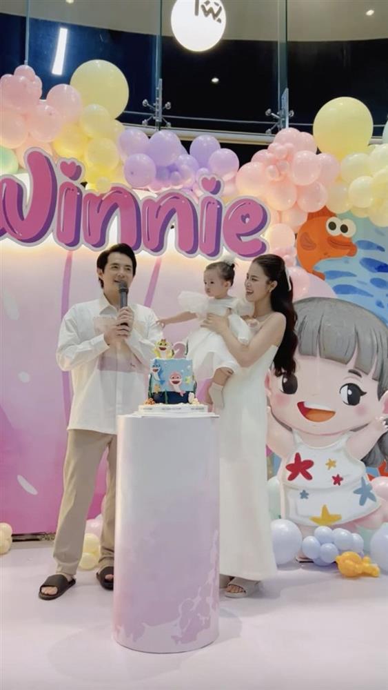 Hội mẹ bỉm Việt ‘lên đồ’ mừng đầy tháng con: Người tinh khôi dịu dàng, người khoe đường cong hút mắt-5