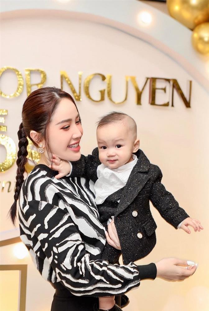 Hội mẹ bỉm Việt ‘lên đồ’ mừng đầy tháng con: Người tinh khôi dịu dàng, người khoe đường cong hút mắt-8