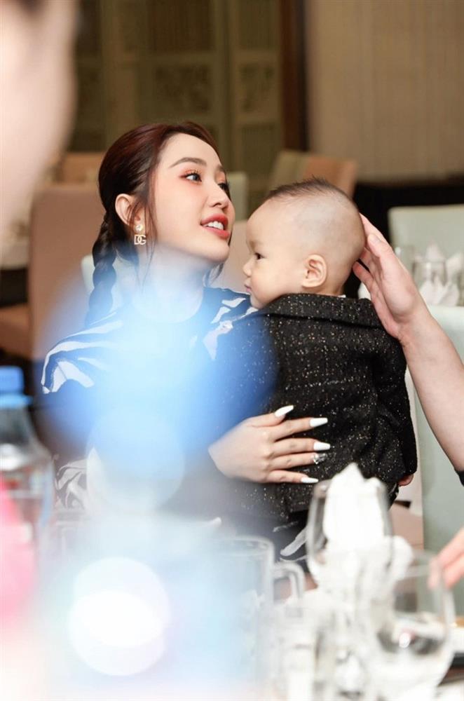 Hội mẹ bỉm Việt ‘lên đồ’ mừng đầy tháng con: Người tinh khôi dịu dàng, người khoe đường cong hút mắt-9