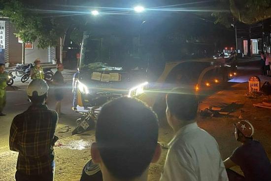 Xe máy tông trực diện ô tô khách, 2 thanh niên tử vong