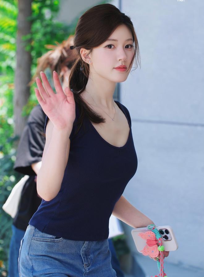 Mỹ nhân gây sốt vì vòng eo con kiến ai nhìn cũng mê, lên đồ cực đẹp biến phim trường thành sàn catwalk-3