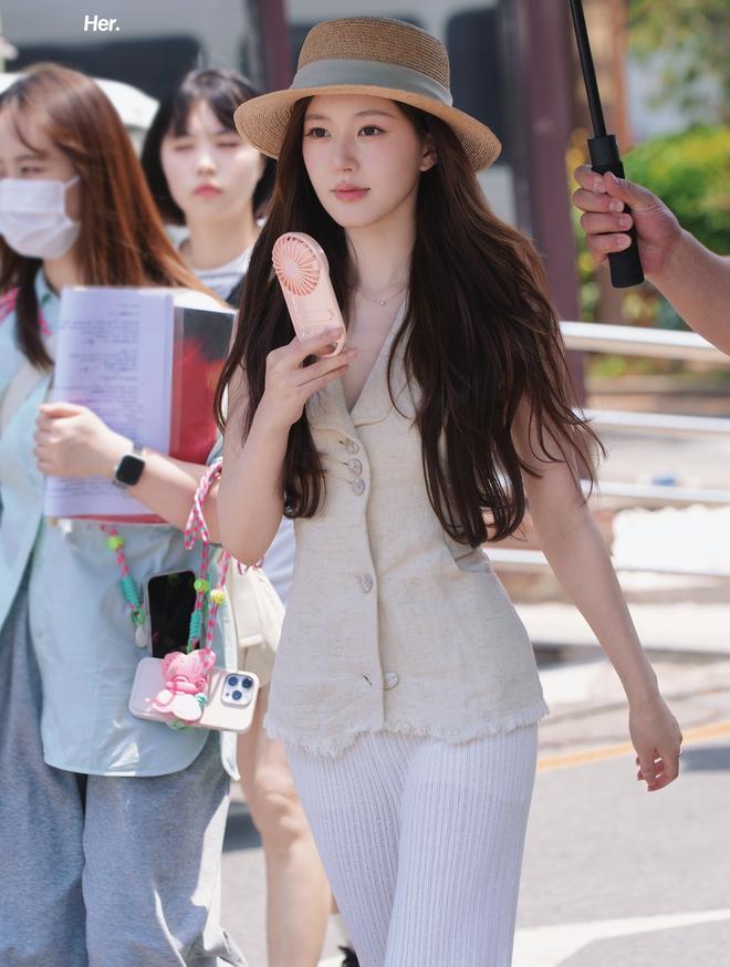 Mỹ nhân gây sốt vì vòng eo con kiến ai nhìn cũng mê, lên đồ cực đẹp biến phim trường thành sàn catwalk-4