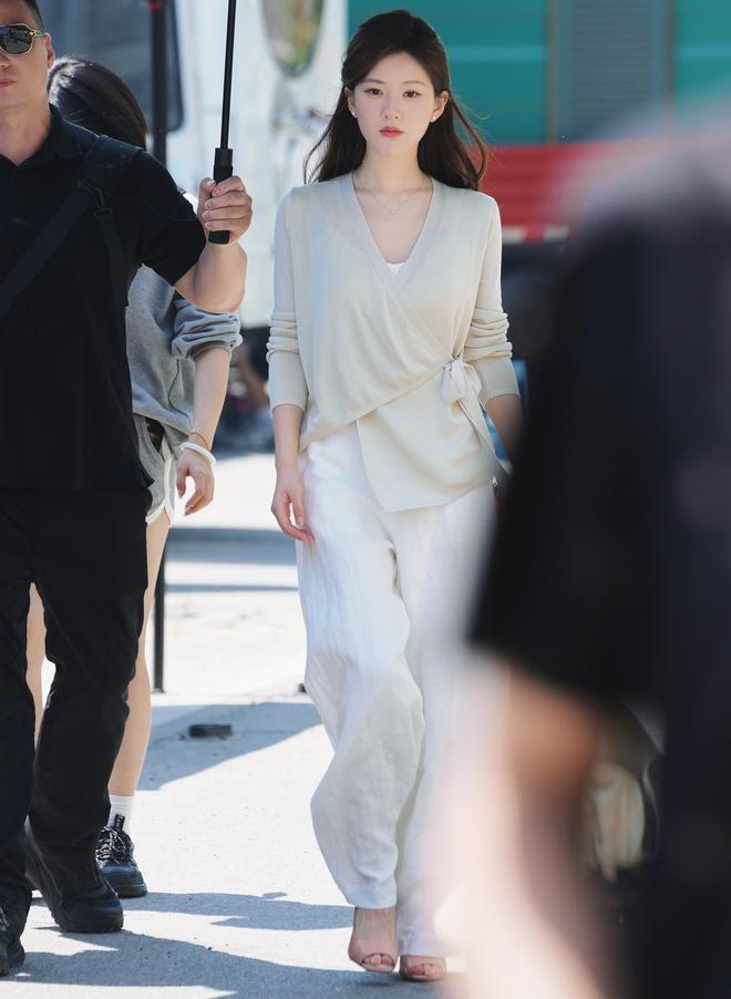 Mỹ nhân gây sốt vì vòng eo con kiến ai nhìn cũng mê, lên đồ cực đẹp biến phim trường thành sàn catwalk-5