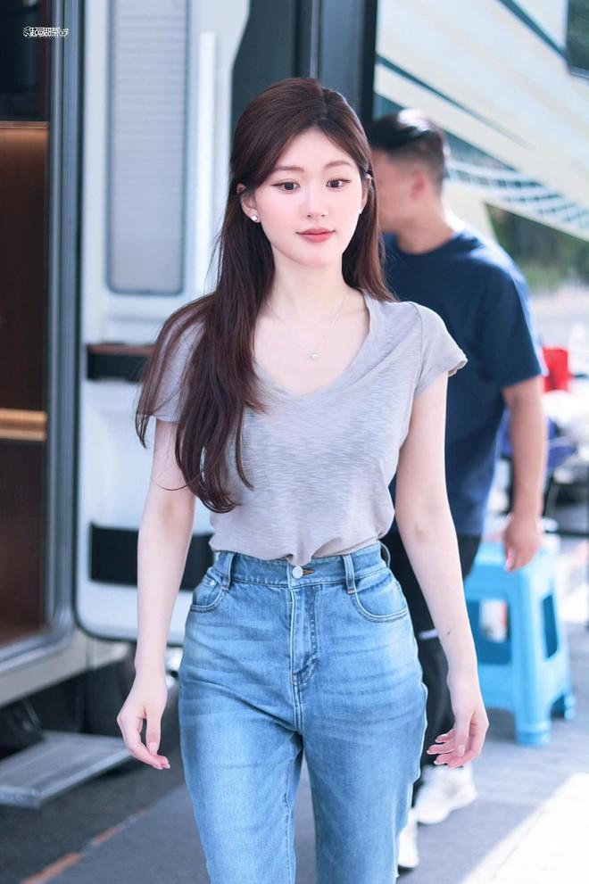 Mỹ nhân gây sốt vì vòng eo con kiến ai nhìn cũng mê, lên đồ cực đẹp biến phim trường thành sàn catwalk-6