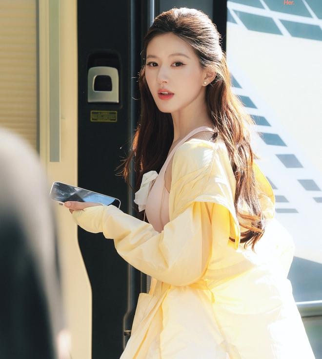 Mỹ nhân gây sốt vì vòng eo con kiến ai nhìn cũng mê, lên đồ cực đẹp biến phim trường thành sàn catwalk-7