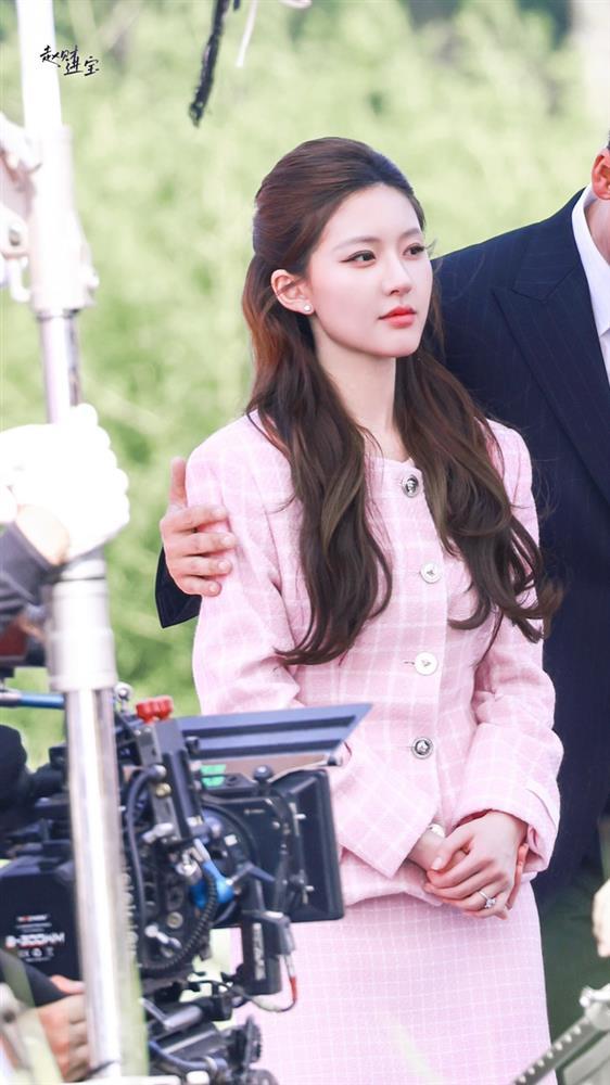 Mỹ nhân gây sốt vì vòng eo con kiến ai nhìn cũng mê, lên đồ cực đẹp biến phim trường thành sàn catwalk-8