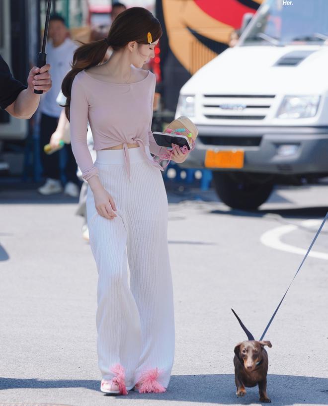 Mỹ nhân gây sốt vì vòng eo con kiến ai nhìn cũng mê, lên đồ cực đẹp biến phim trường thành sàn catwalk-9