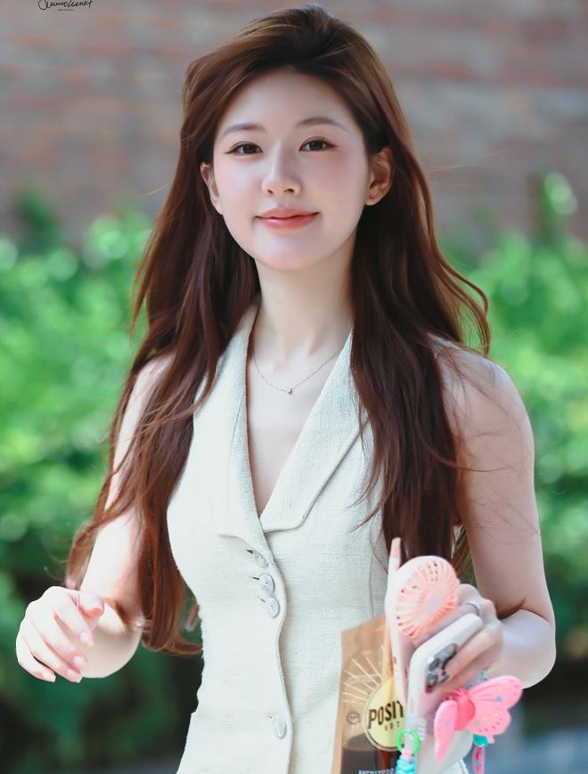 Mỹ nhân gây sốt vì vòng eo con kiến ai nhìn cũng mê, lên đồ cực đẹp biến phim trường thành sàn catwalk-2