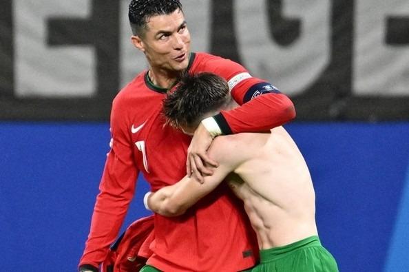 Có phải các cầu thủ ĐT Bồ Đào Nha không chịu chuyền bóng cho Cristiano Ronaldo?-2