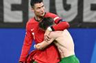 Có phải các cầu thủ ĐT Bồ Đào Nha không chịu chuyền bóng cho Cristiano Ronaldo?