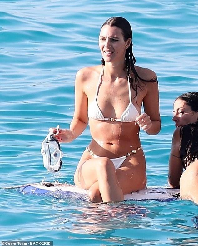 Bạn gái Leonardo DiCaprio khoe dáng với bikini-3