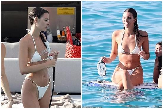 Bạn gái Leonardo DiCaprio khoe dáng với bikini