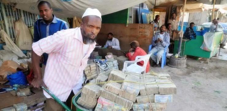 Ở quốc gia này, tiền rải đầy đường nhưng dân vẫn than nghèo-1